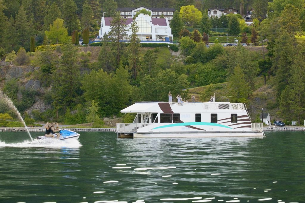 Why You Should Go For a Houseboat Vacation